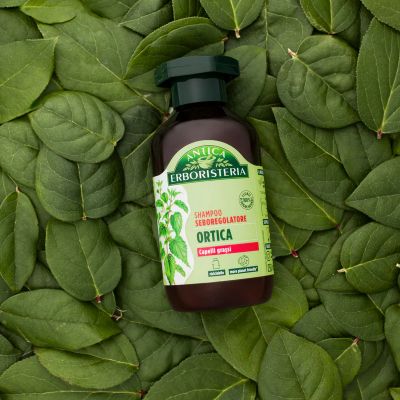 Шампоан за мазна коса с коприва Antica Erboristeria 250 мл – регулира омазняването и освежава