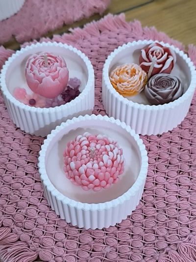 „Розово сияние“ – ръчно изработена соева свещ с флорална форма