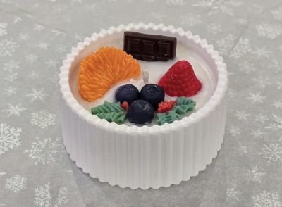 „Плодово изкушение“ – ръчно изработена соева свещ с десертен дизайн