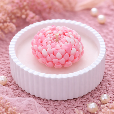 „Розово сияние“ – ръчно изработена соева свещ с флорална форма