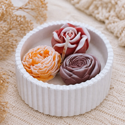 „Цветна хармония“ – ръчно изработена соева свещ с флорални форми