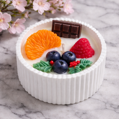 „Плодово изкушение“ – ръчно изработена соева свещ с десертен дизайн